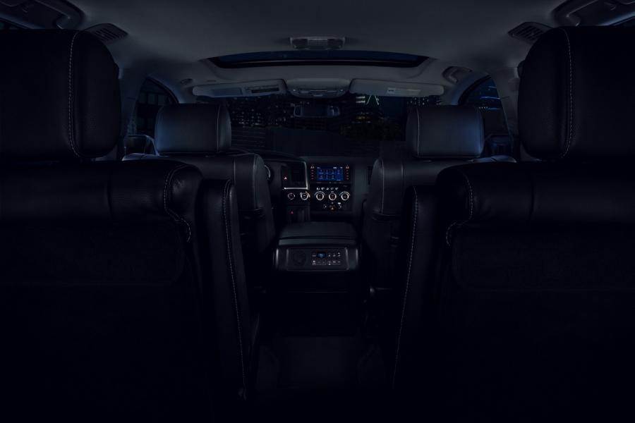 Интерьер Toyota 4Runner Nightshade (N280) 2020 года  (фото 2 из 7)